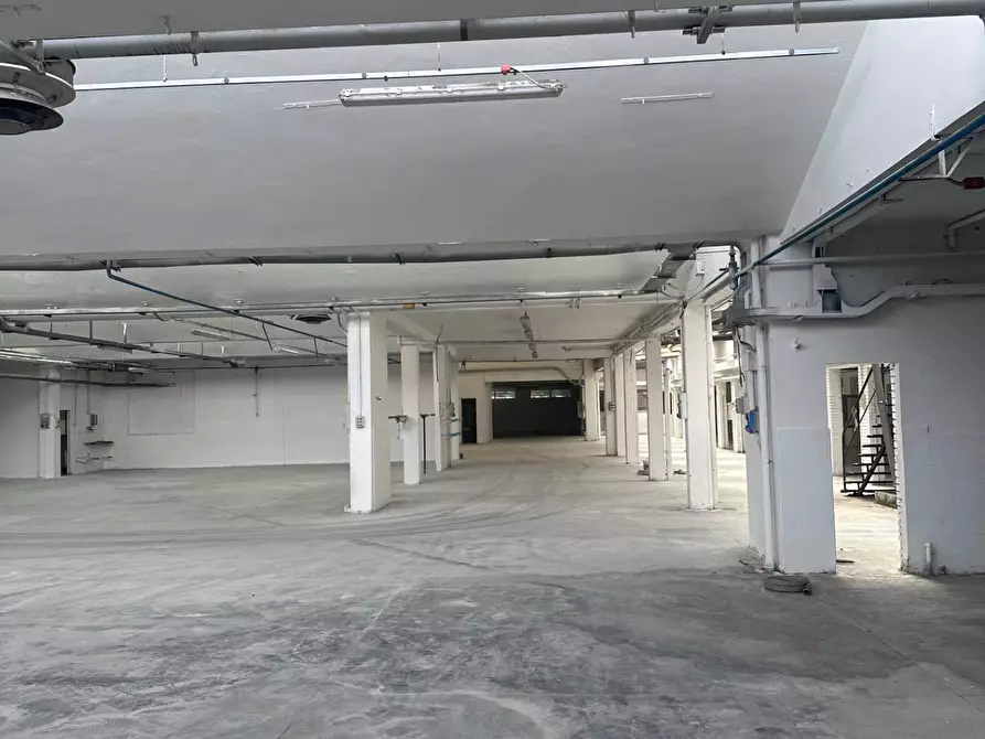 Immagine 12 di Capannone industriale in affitto  a Seveso