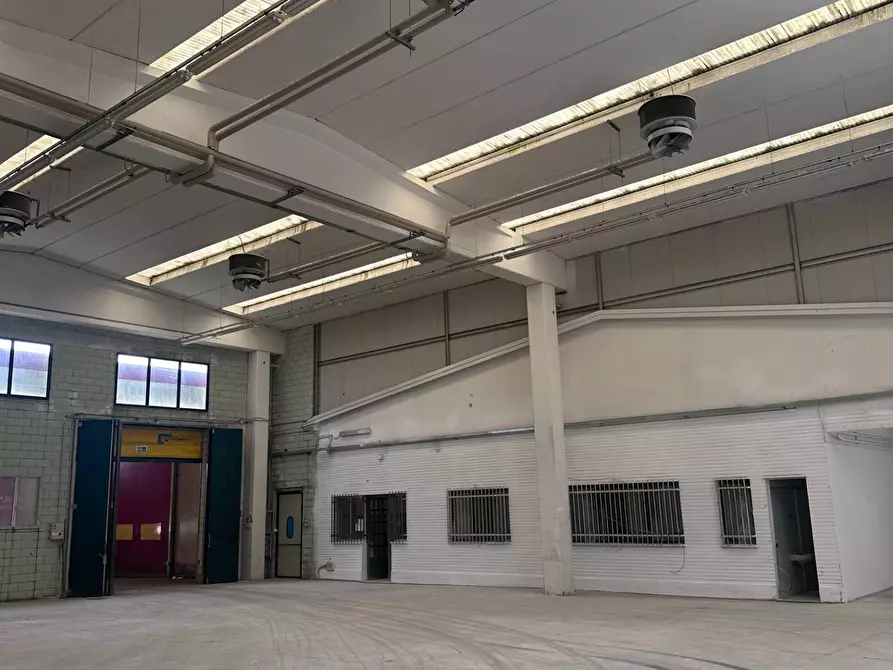 Immagine 14 di Capannone industriale in affitto  a Seveso