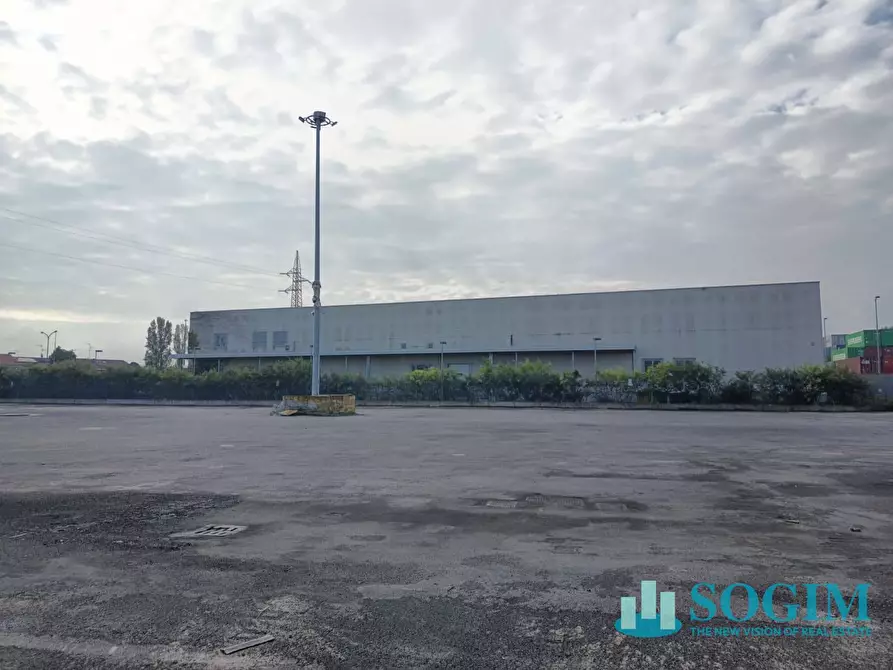 Immagine 3 di Locale commerciale in vendita  in VIA DANTE ALIGHIERI a Pioltello