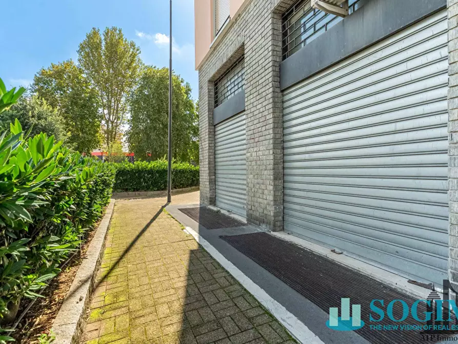 Immagine 13 di Negozio in vendita  in Viale Romagna 11 a Cinisello Balsamo