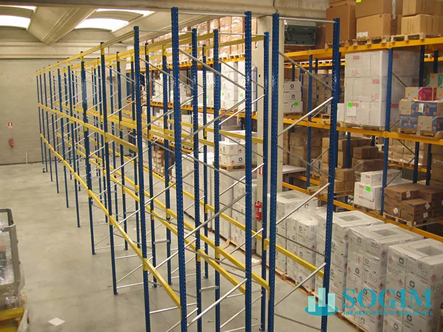 Immagine 18 di Capannone industriale in affitto  a Arcore