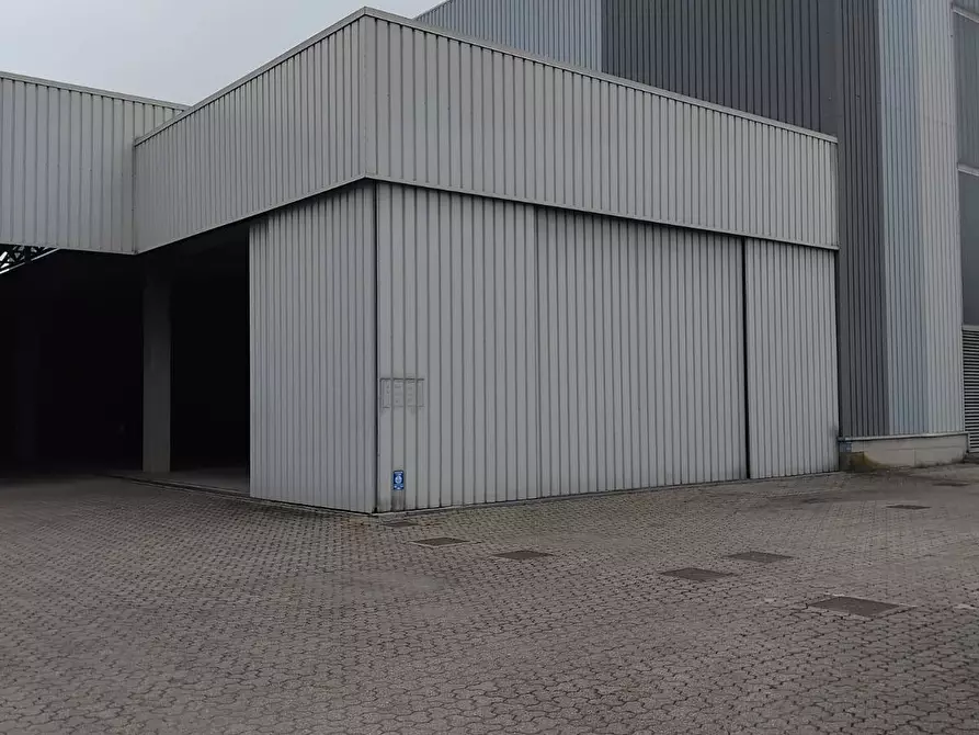 Immagine 3 di Capannone industriale in affitto  a Villasanta