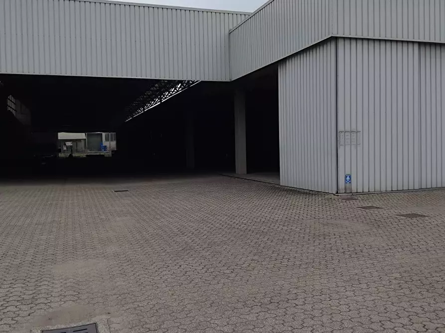 Immagine 5 di Capannone industriale in affitto  a Villasanta