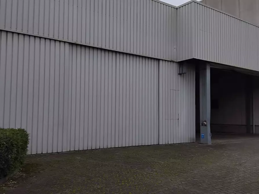 Immagine 6 di Capannone industriale in affitto  a Villasanta