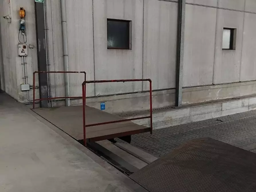 Immagine 8 di Capannone industriale in affitto  a Villasanta