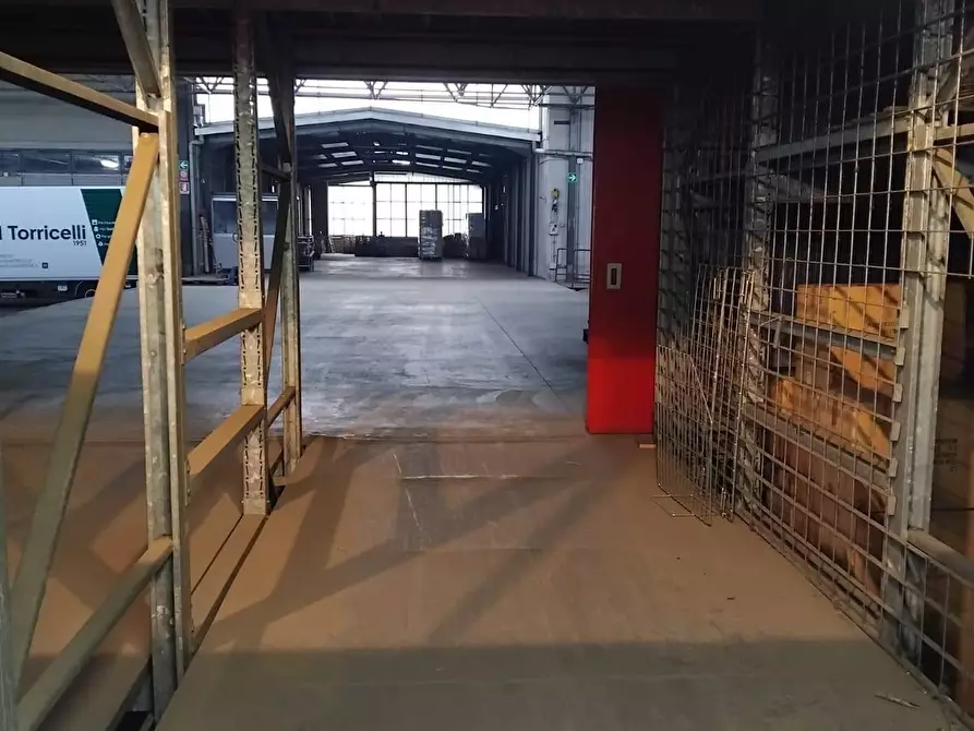 Immagine 15 di Capannone industriale in affitto  a Villasanta