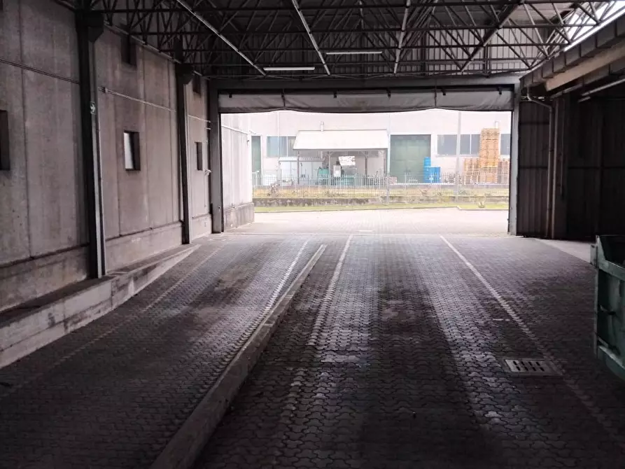 Immagine 21 di Capannone industriale in affitto  a Villasanta