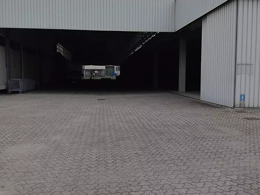 Immagine 29 di Capannone industriale in affitto  a Villasanta
