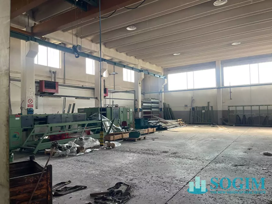 Immagine 15 di Capannone industriale in vendita  a Bussero