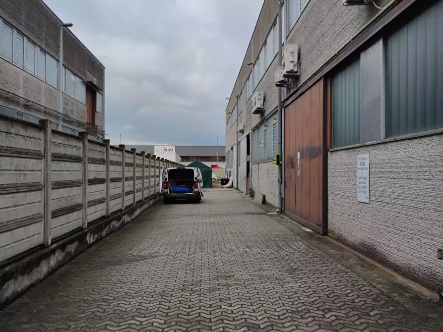 Immagine 8 di Locale commerciale in affitto  in Via Bruno Buozzi 21 a Liscate