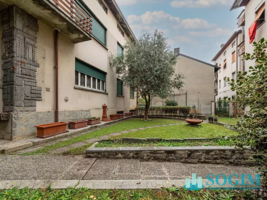 Immagine 9 di Villa in vendita  in via Camillo Benso di Cavour 9 a Mariano Comense