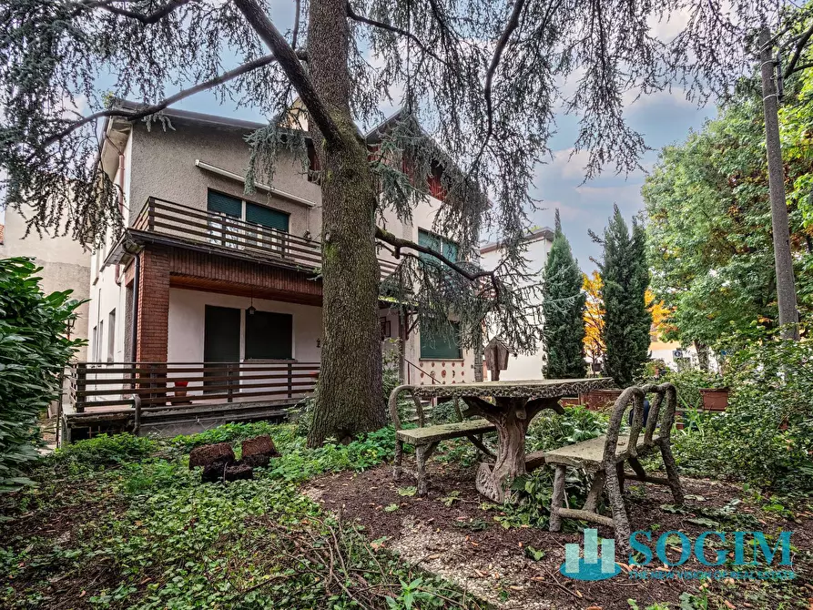 Immagine 1 di Villa in vendita  in via Camillo Benso di Cavour 9 a Mariano Comense