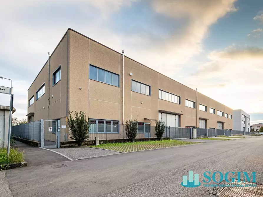 Immagine 2 di Capannone industriale in vendita  in Via Parravicini a Albavilla