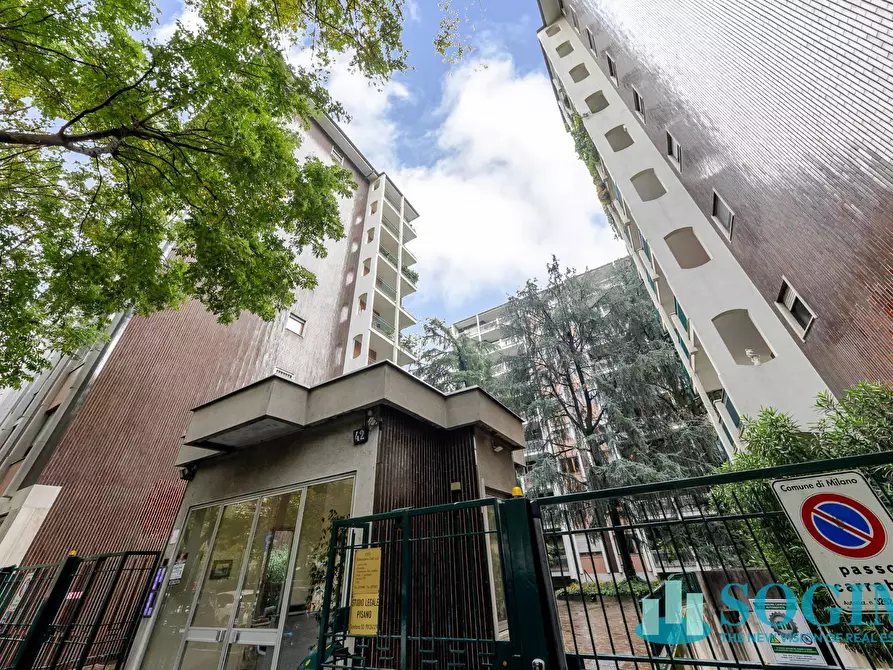 Immagine 11 di Negozio in vendita  in Viale Corsica 42 a Milano