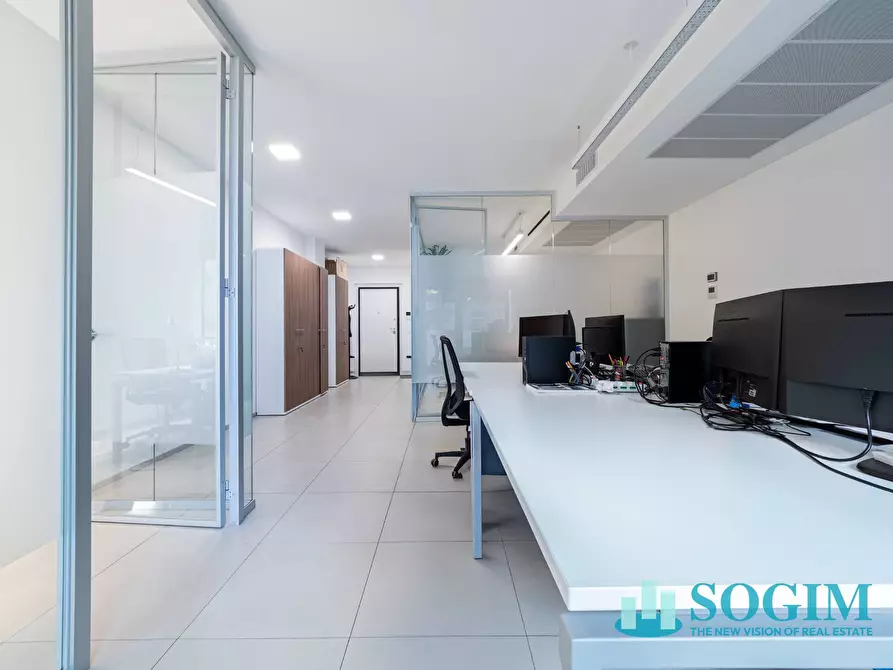 Immagine 2 di Negozio in vendita  in via Piave 25 a Mariano Comense