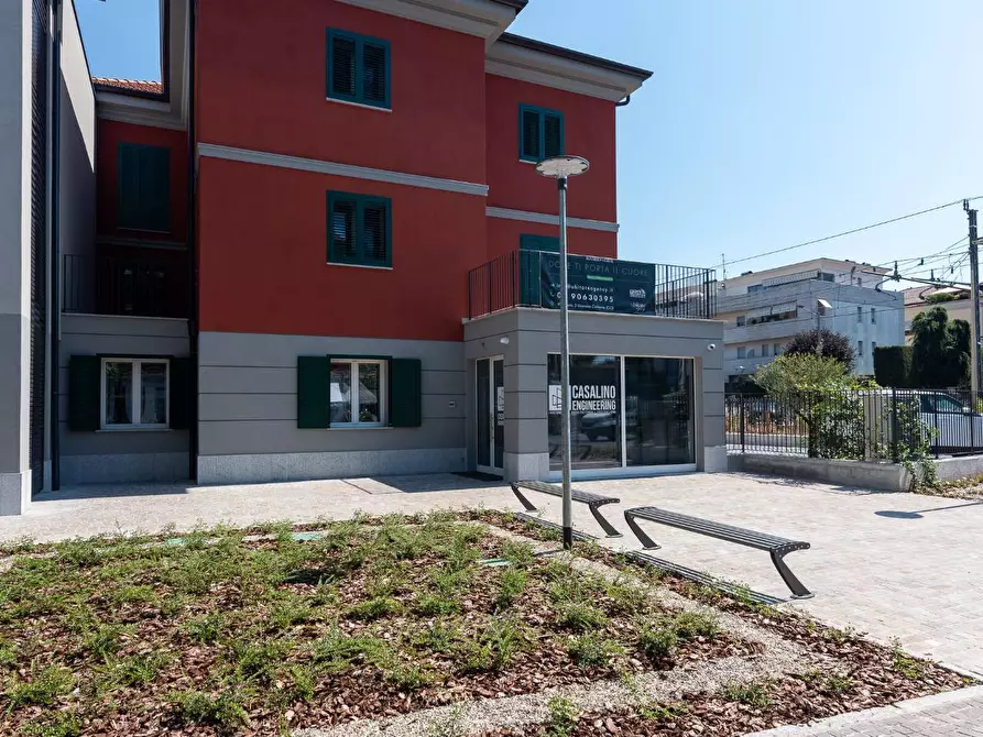 Immagine 8 di Negozio in vendita  in via Piave 25 a Mariano Comense