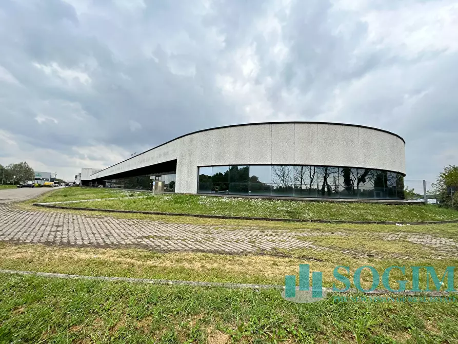 Immagine 2 di Locale commerciale in affitto  in via europa 30 a Cusago