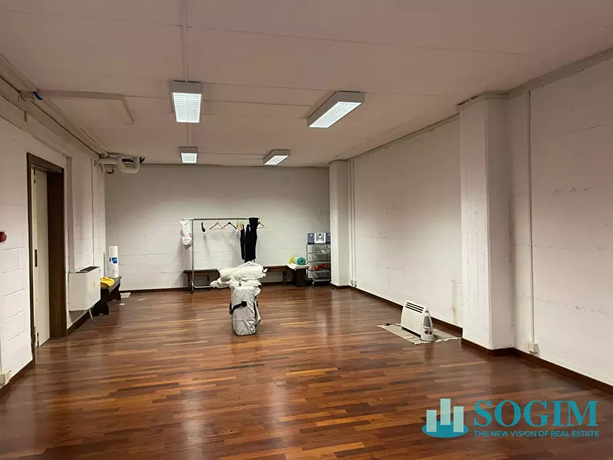 Immagine 5 di Magazzino in vendita  in via tintoretto 10 a Cologno Monzese