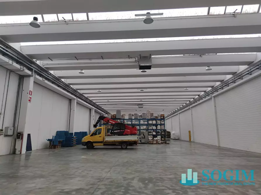 Immagine 1 di Capannone industriale in vendita  in Via Strada Statale Superiore 11 a Isso