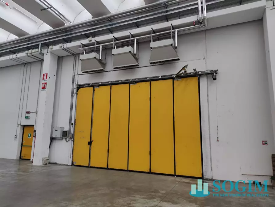 Immagine 2 di Capannone industriale in vendita  in Via Strada Statale Superiore 11 a Isso