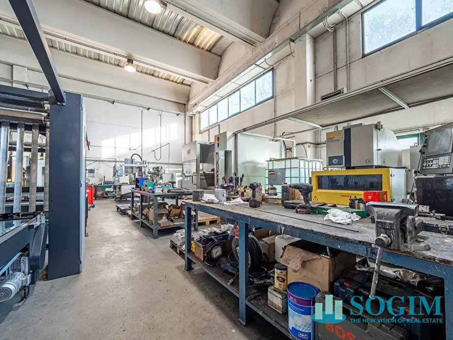 Immagine 9 di Capannone industriale in vendita  in via tevere a Fino Mornasco