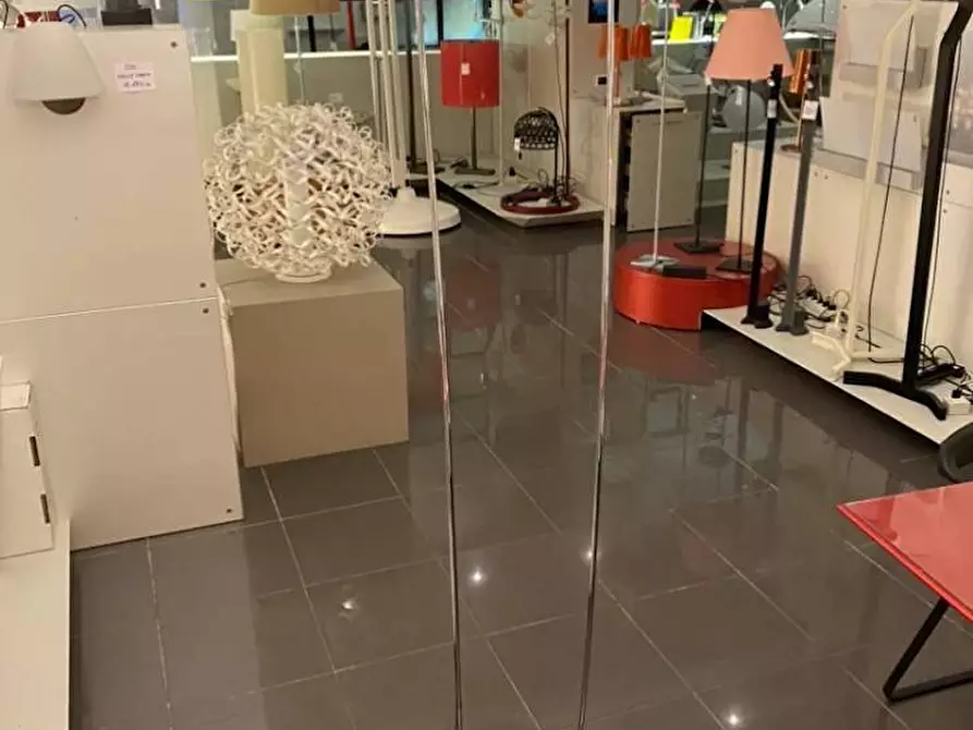 Immagine 3 di Locale commerciale in vendita  in viale Casiraghi 115 a Sesto San Giovanni