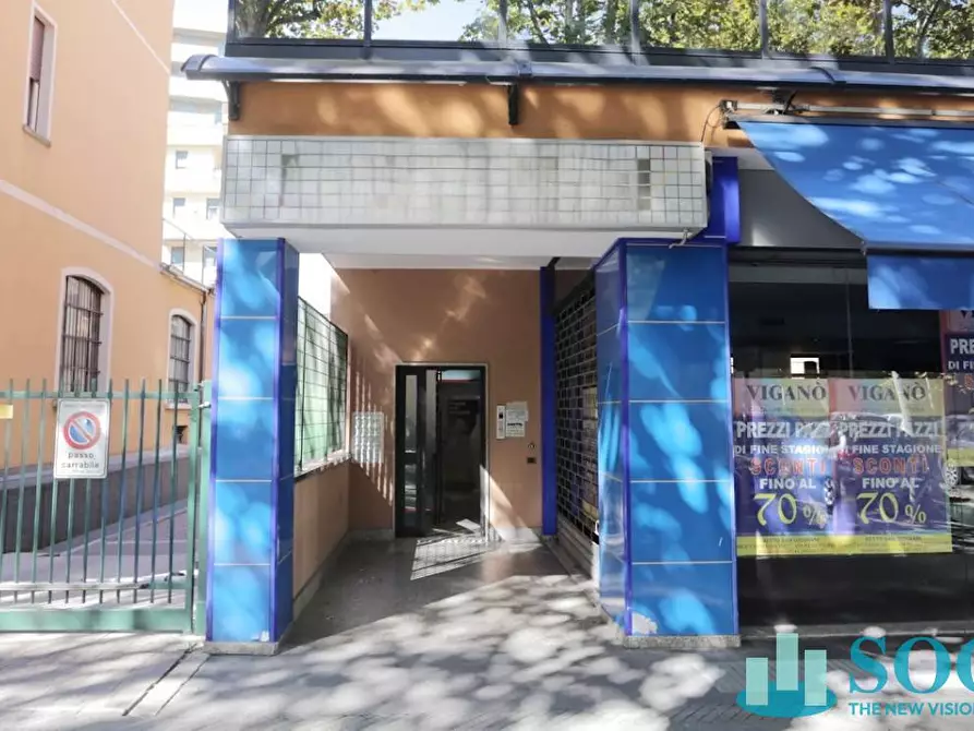 Immagine 1 di Locale commerciale in vendita  in viale Casiraghi 115 a Sesto San Giovanni