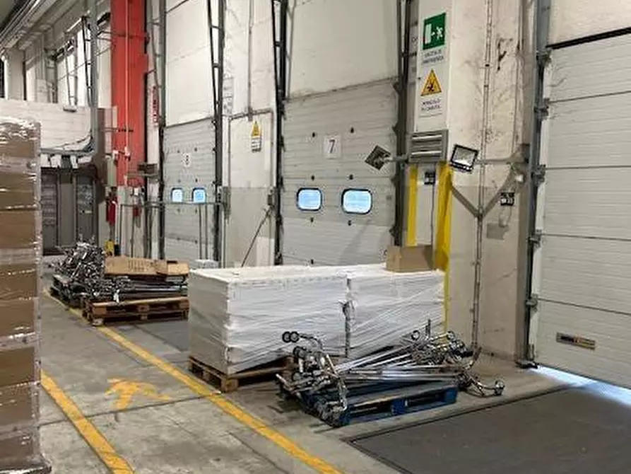 Immagine 19 di Capannone industriale in affitto  a Settala