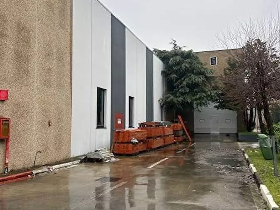Immagine 6 di Capannone industriale in affitto  a Settala
