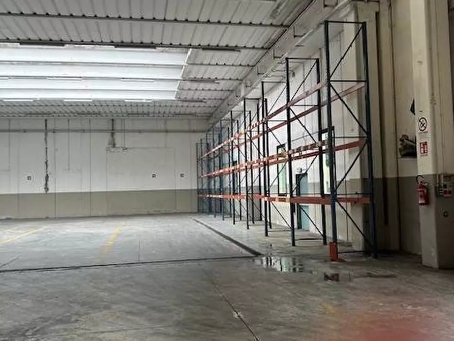 Immagine 2 di Capannone industriale in affitto  a Settala