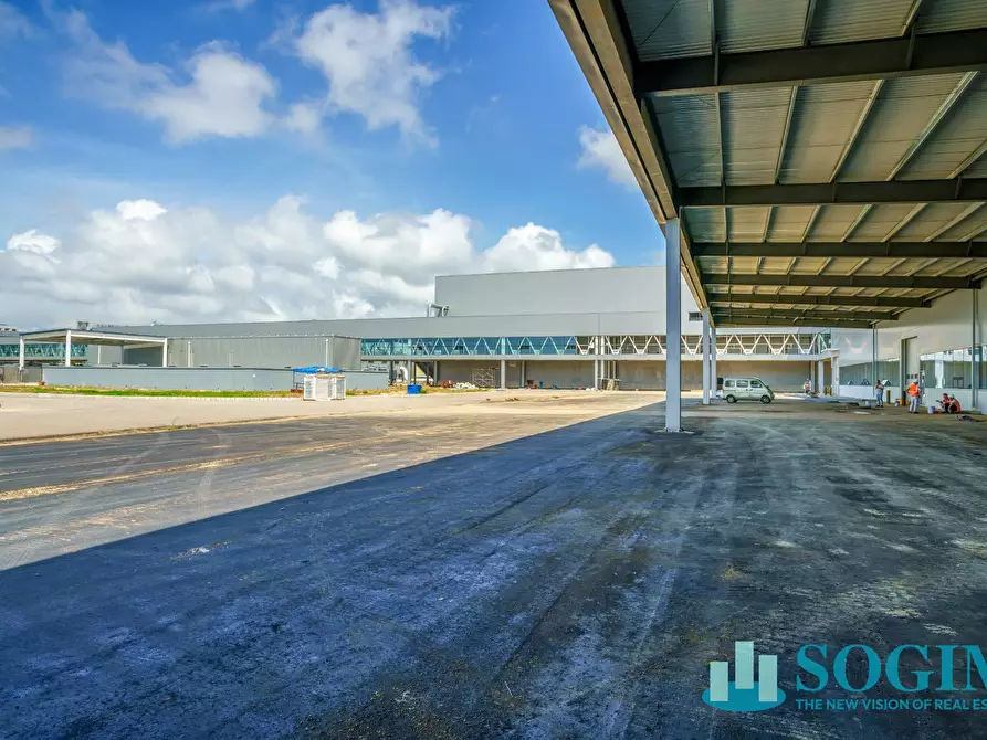 Immagine 10 di Capannone industriale in affitto  a Parma