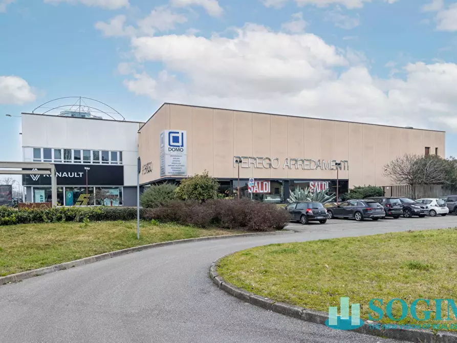 Immagine 1 di Locale commerciale in vendita  in via ugo la malfa 4 a Cernusco Sul Naviglio