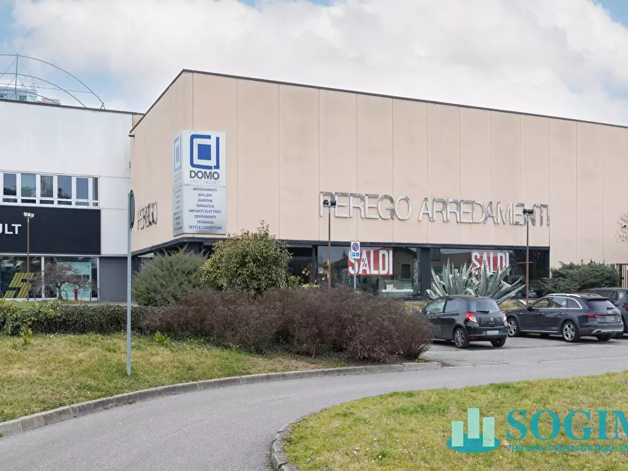 Immagine 2 di Locale commerciale in vendita  in via ugo la malfa 4 a Cernusco Sul Naviglio