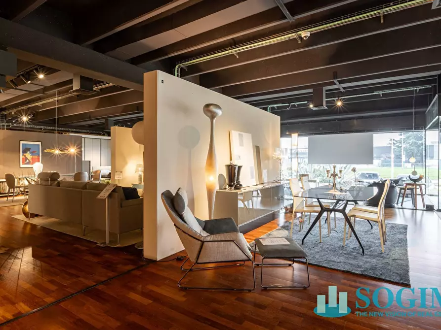 Immagine 12 di Locale commerciale in vendita  in via ugo la malfa 4 a Cernusco Sul Naviglio