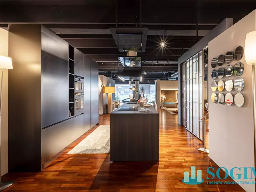 Immagine 13 di Locale commerciale in vendita  in via ugo la malfa 4 a Cernusco Sul Naviglio