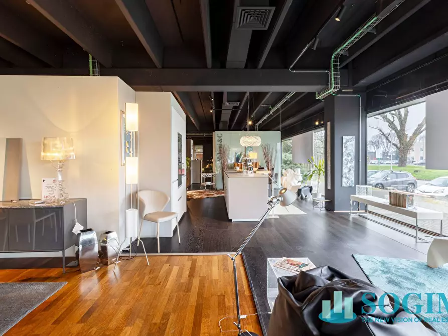 Immagine 18 di Locale commerciale in vendita  in via ugo la malfa 4 a Cernusco Sul Naviglio