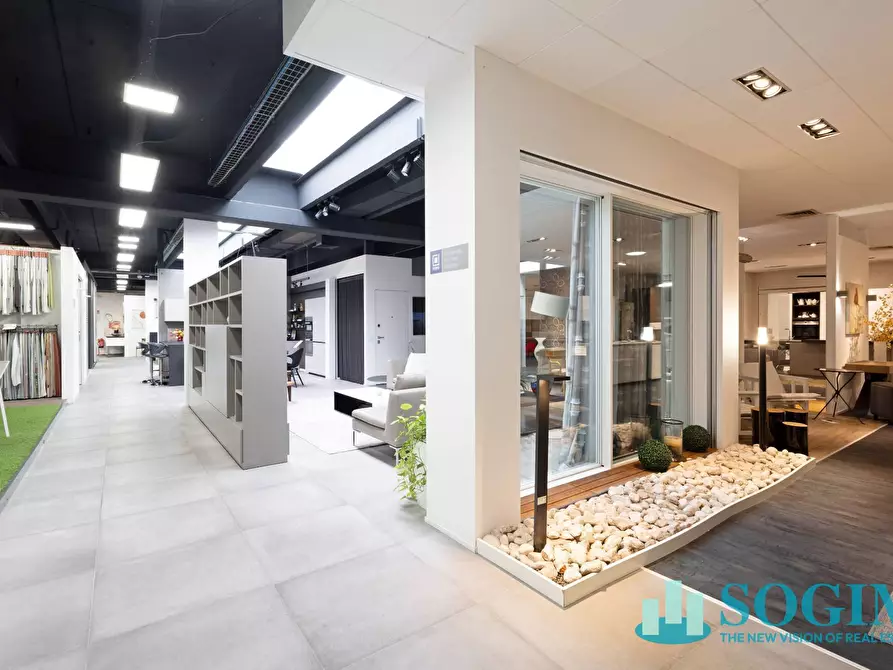 Immagine 24 di Locale commerciale in vendita  in via ugo la malfa 4 a Cernusco Sul Naviglio