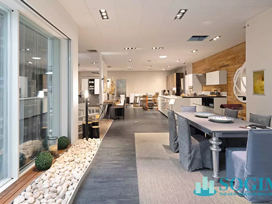 Immagine 25 di Locale commerciale in vendita  in via ugo la malfa 4 a Cernusco Sul Naviglio