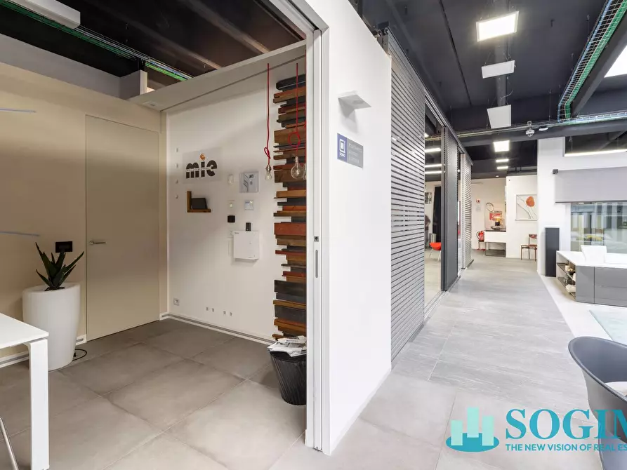 Immagine 27 di Locale commerciale in vendita  in via ugo la malfa 4 a Cernusco Sul Naviglio