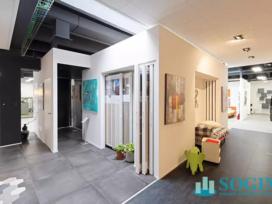 Immagine 30 di Locale commerciale in vendita  in via ugo la malfa 4 a Cernusco Sul Naviglio