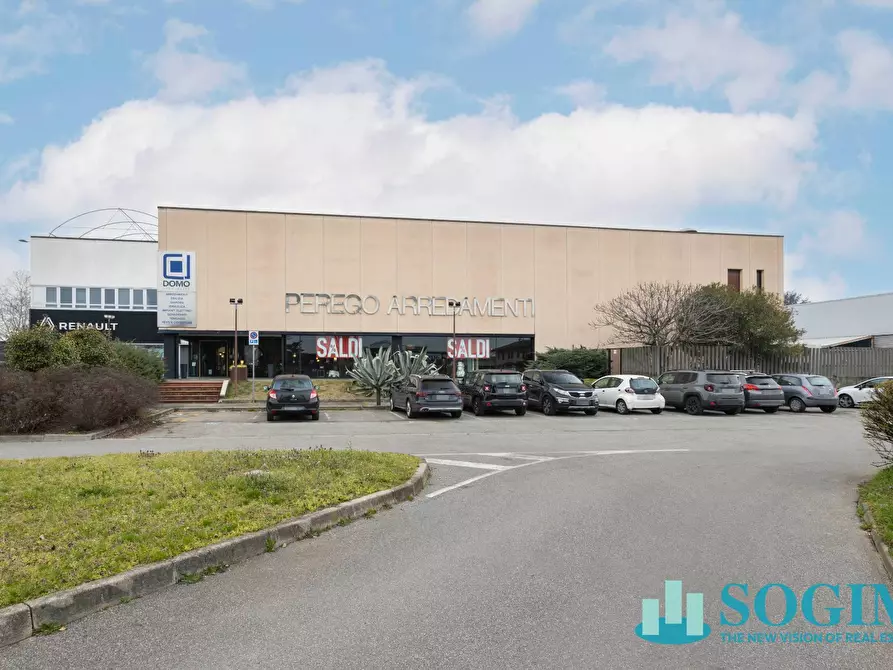 Immagine 35 di Locale commerciale in vendita  in via ugo la malfa 4 a Cernusco Sul Naviglio