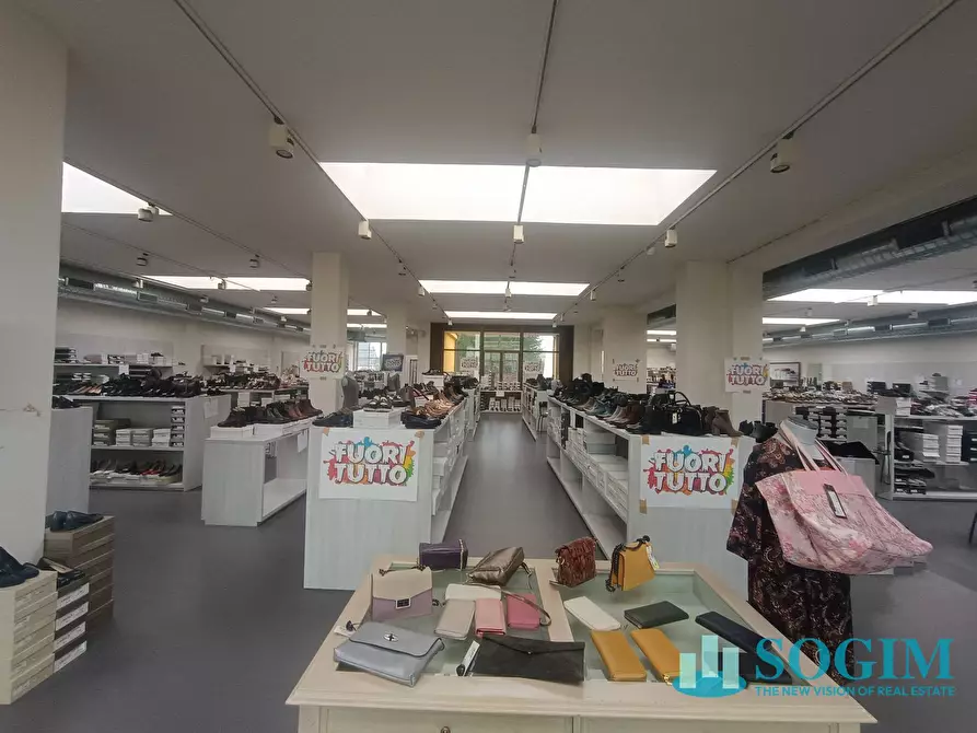 Immagine 5 di Locale commerciale in vendita  in Via Vittorio Veneto 98 a Solbiate Con Cagno