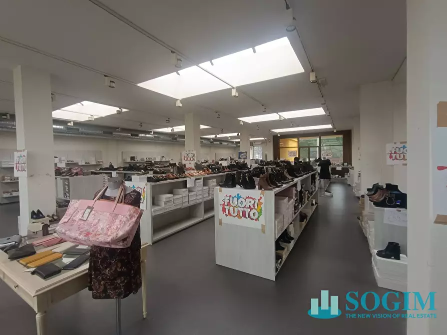 Immagine 10 di Locale commerciale in vendita  in Via Vittorio Veneto 98 a Solbiate Con Cagno
