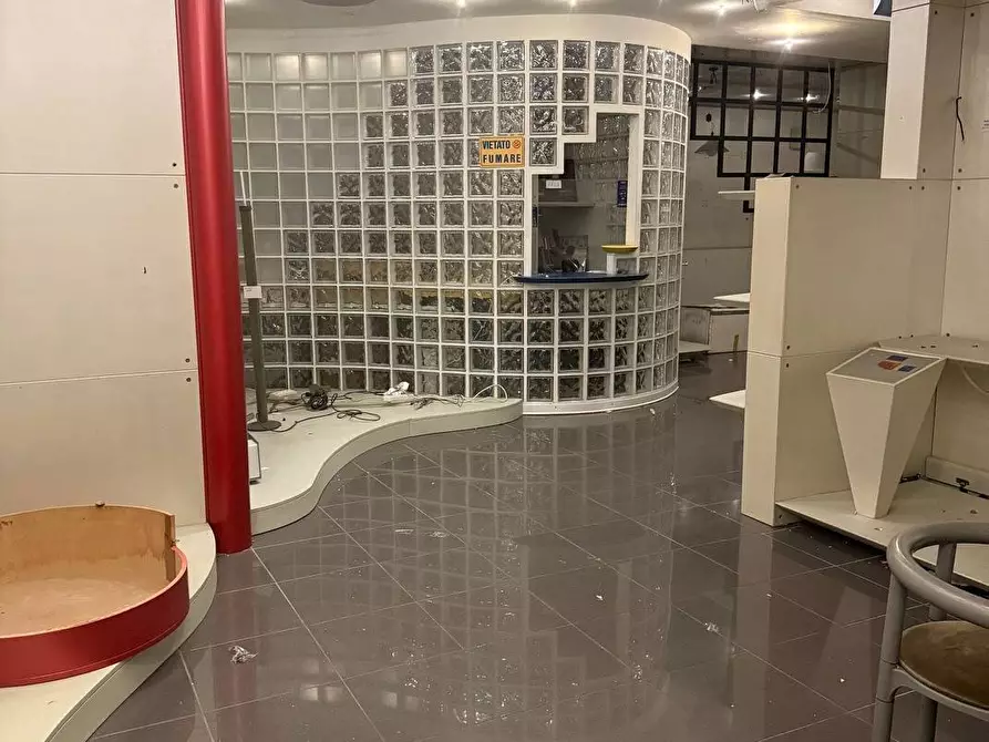 Immagine 6 di Locale commerciale in vendita  in viale Casiraghi 115 a Sesto San Giovanni