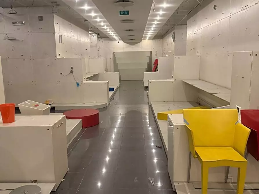 Immagine 7 di Locale commerciale in vendita  in viale Casiraghi 115 a Sesto San Giovanni