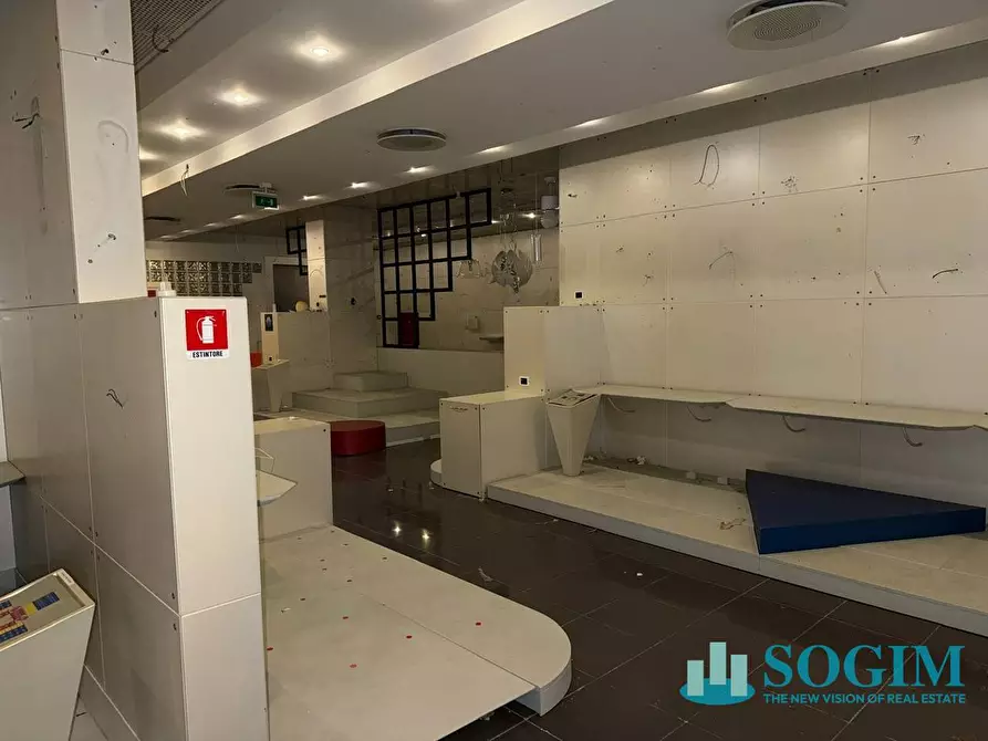 Immagine 10 di Locale commerciale in vendita  in viale Casiraghi 115 a Sesto San Giovanni