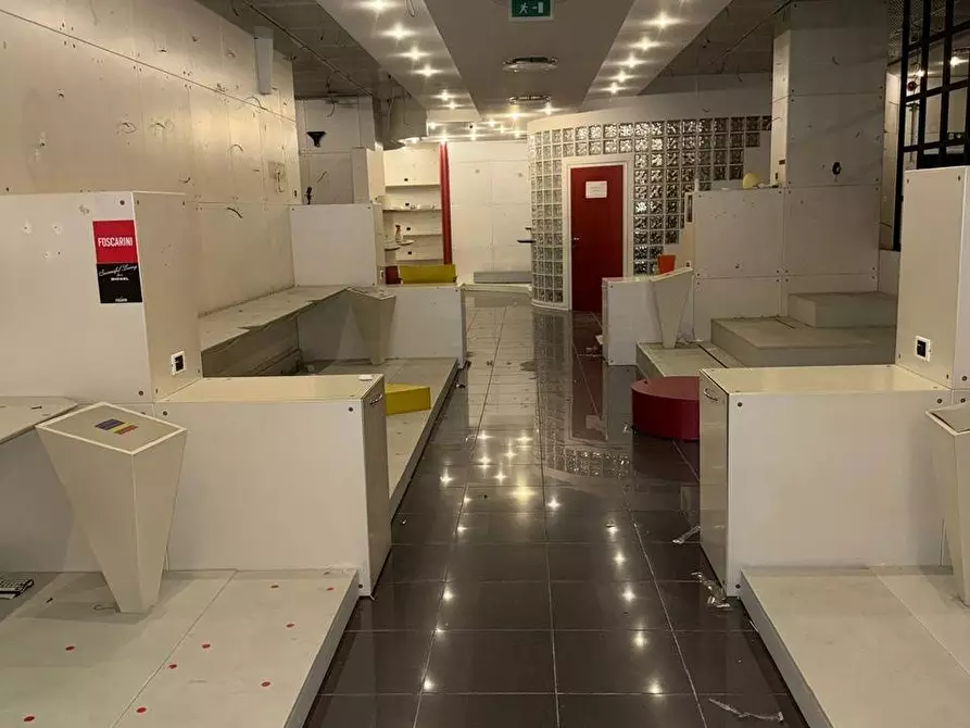 Immagine 11 di Locale commerciale in vendita  in viale Casiraghi 115 a Sesto San Giovanni