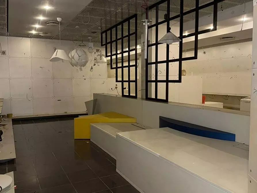 Immagine 13 di Locale commerciale in vendita  in viale Casiraghi 115 a Sesto San Giovanni