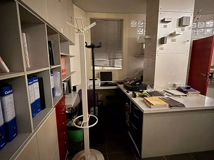 Immagine 16 di Locale commerciale in vendita  in viale Casiraghi 115 a Sesto San Giovanni