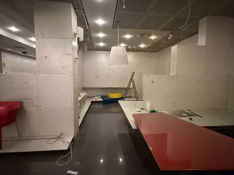 Immagine 20 di Locale commerciale in vendita  in viale Casiraghi 115 a Sesto San Giovanni